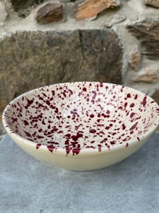 Handgjord skål 23 cm. Spruzzi. Vinröd.