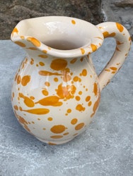 Handgjord mjölkkanna 10 cm. Spruzzi. Ockragul.