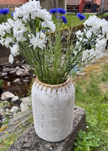 Vas 35 cm med detaljer i rotting. Gråvit.