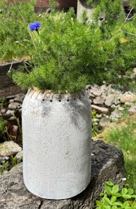 Vas 35 cm med detaljer i rotting. Gråvit.