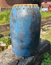 Vas 35 cm med detaljer i rotting. Blå.