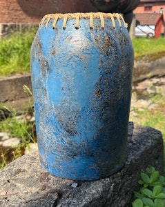 Vas 35 cm med detaljer i rotting. Blå.