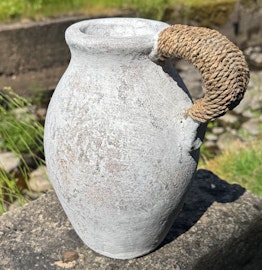 Krus 27 cm. Gråvitt.