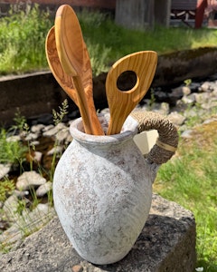 Krus 27 cm. Gråvitt.