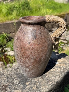 Krus 27 cm. Brunt.