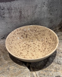 Handgjord skål 23 cm. Spruzzi. Ljusbrun.