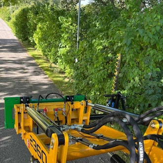 Häckklipp till frontlastare med bultat Trimafäste