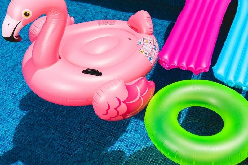 Sommereventyr ved poolen: svømmevest eller badebøjer?