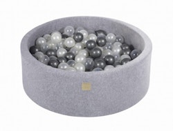 Meow, grå boldbassin i fløjl med 200 bolde (sølv, perlemor, transparent)