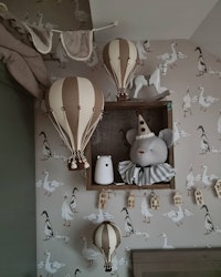Love me decoration, blågrå bjørn med gylden hat