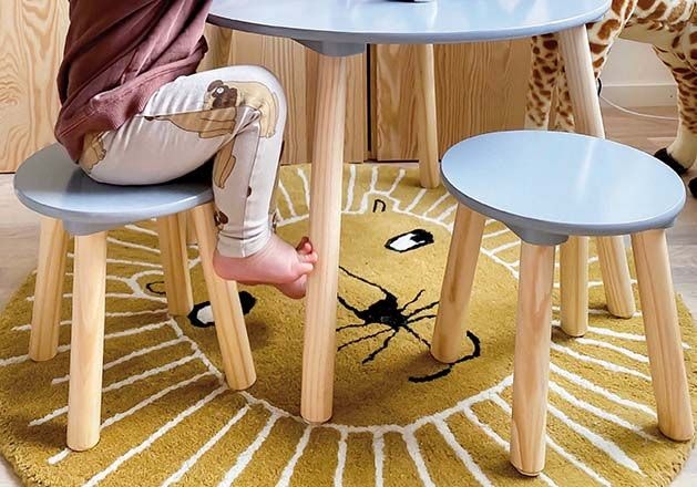 Jabadabado, Grå möbelset bord med två pallar - Baby-love.dk