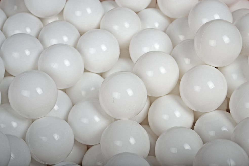 Meow, hvidt boldbassin i fløjl med 300 hvide bolde