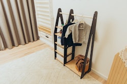 Duck Woodworks, garderobe tøjstang med hylder, sort/natur