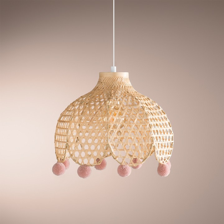 Bambus loftlampe med lyserød pompon