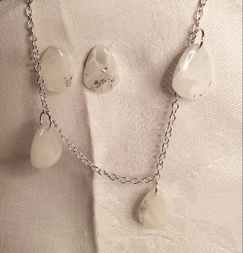 White stud set