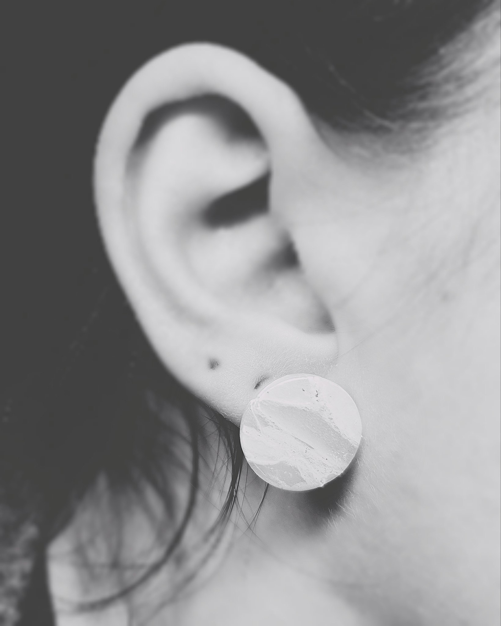 Round pastel stud