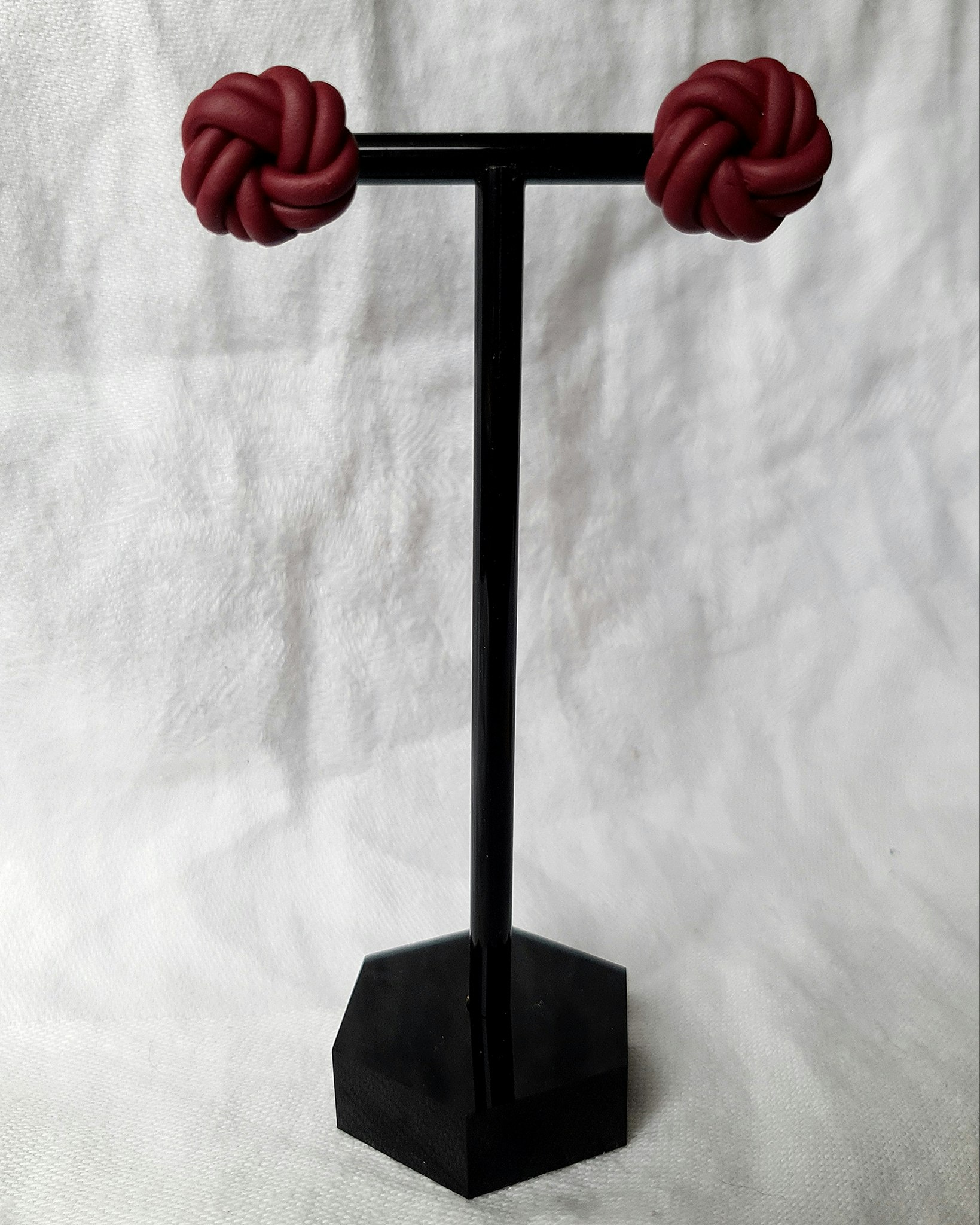 Knot stud
