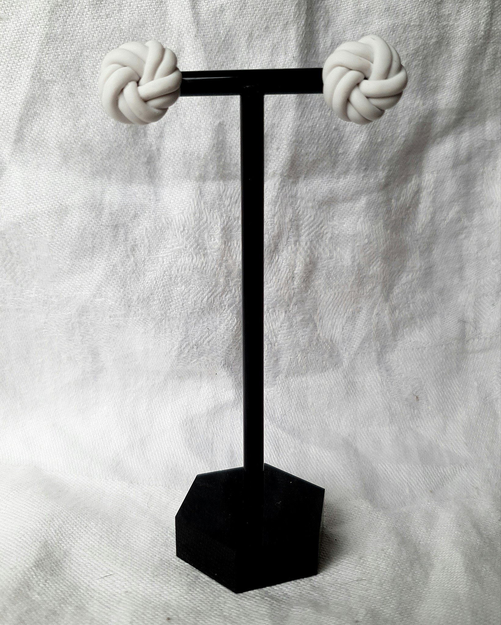 Knot stud