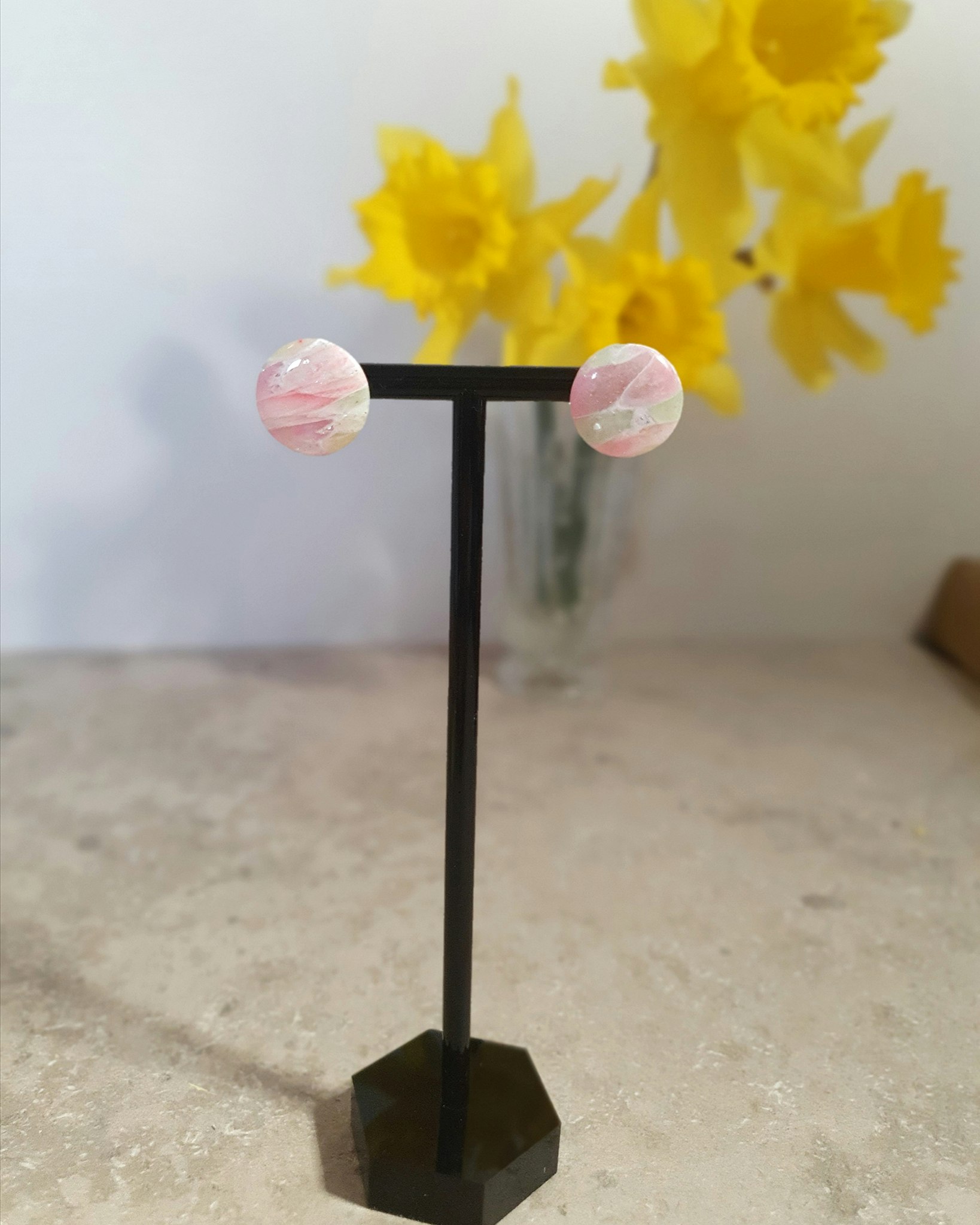 Round pastel stud