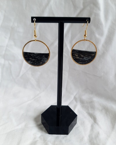 Black and gold rounds