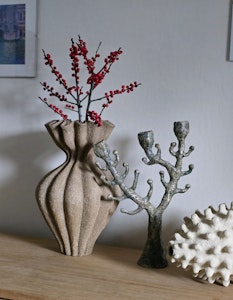 Skulptural vas brun