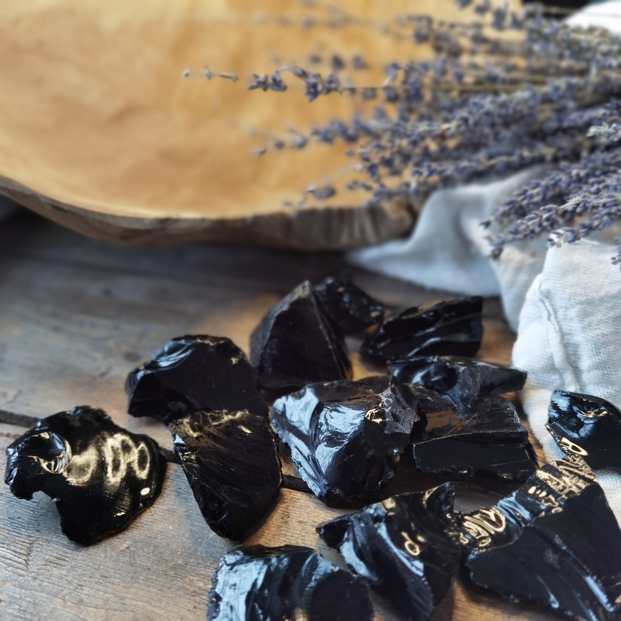 Rå svart obsidian