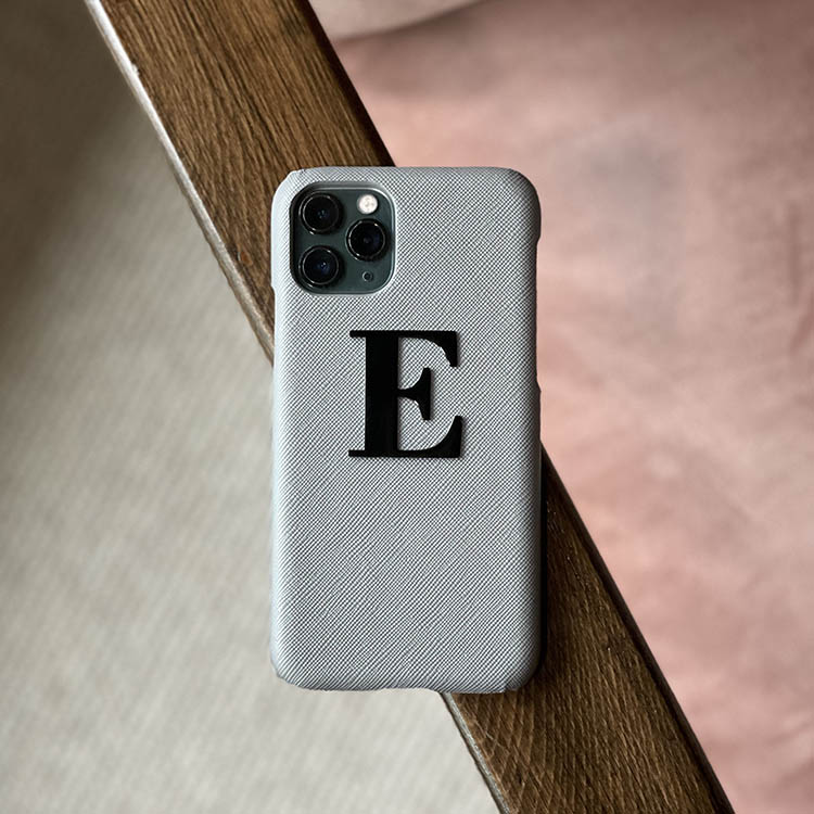Grey Saffiano Mobilecover med metal letter®