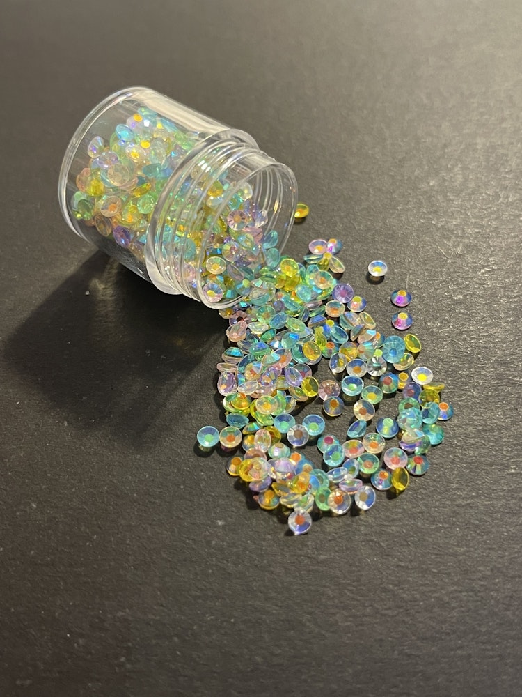 Rhinestones i burk (2,9*2,5cm) - Ca 800 st