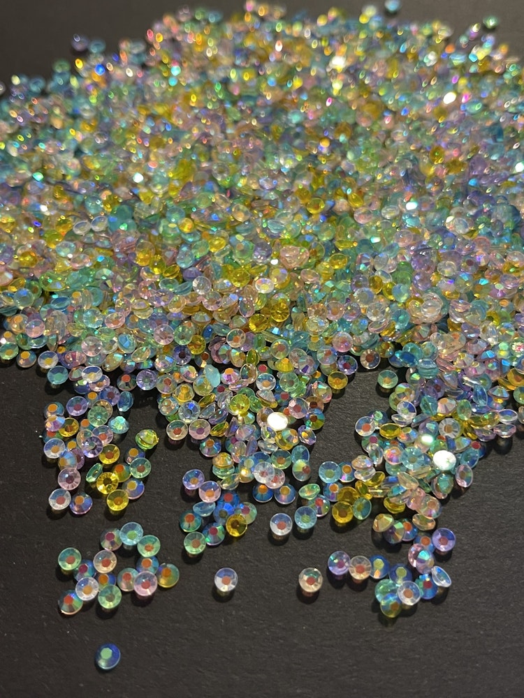 Rhinestones i burk (2,9*2,5cm) - Ca 800 st