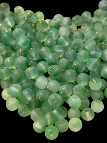 Frostad glas med guldpulver, 8mm, grön - 50st