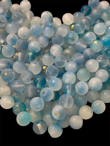 Frostad glas med guldpulver, 8mm, blå - 50st