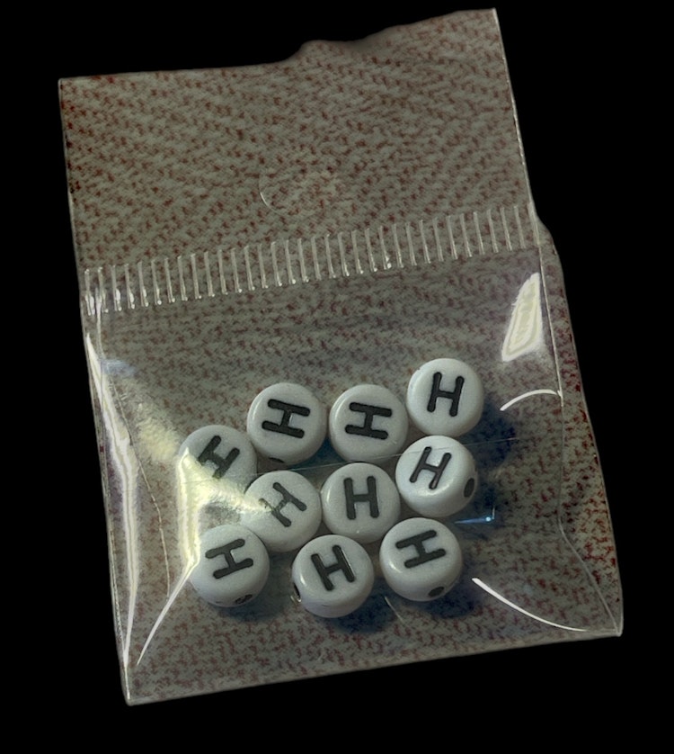 Bokstavspärla, 7mm, vit, H - 10st
