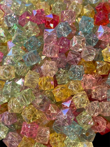 Kantig pärla, 10mm, transparent mix