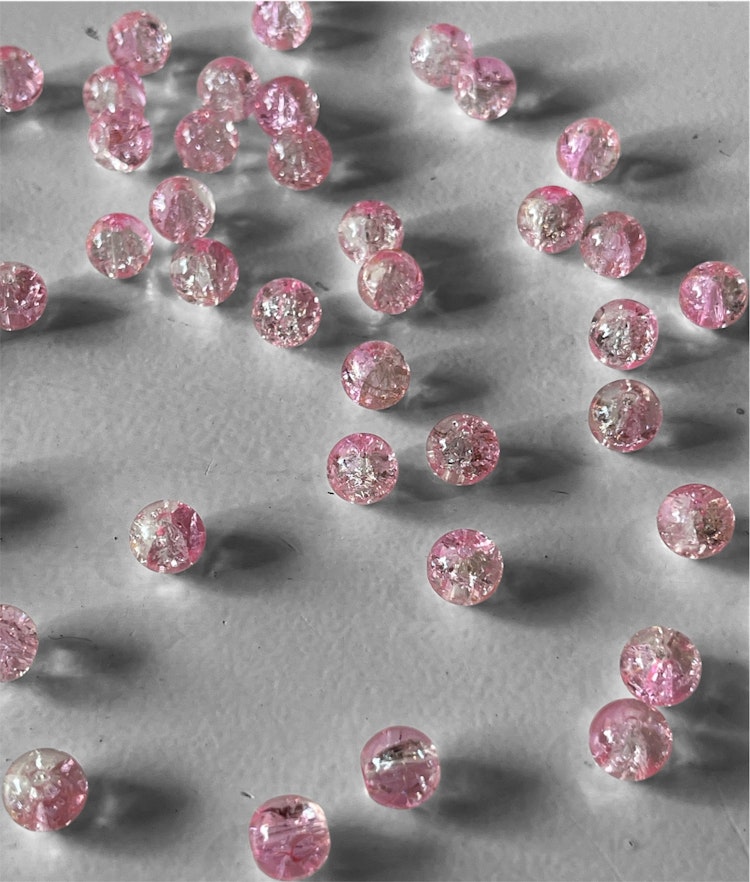 Krackelerad glaspärla, rosa/vit, 8mm - 50st