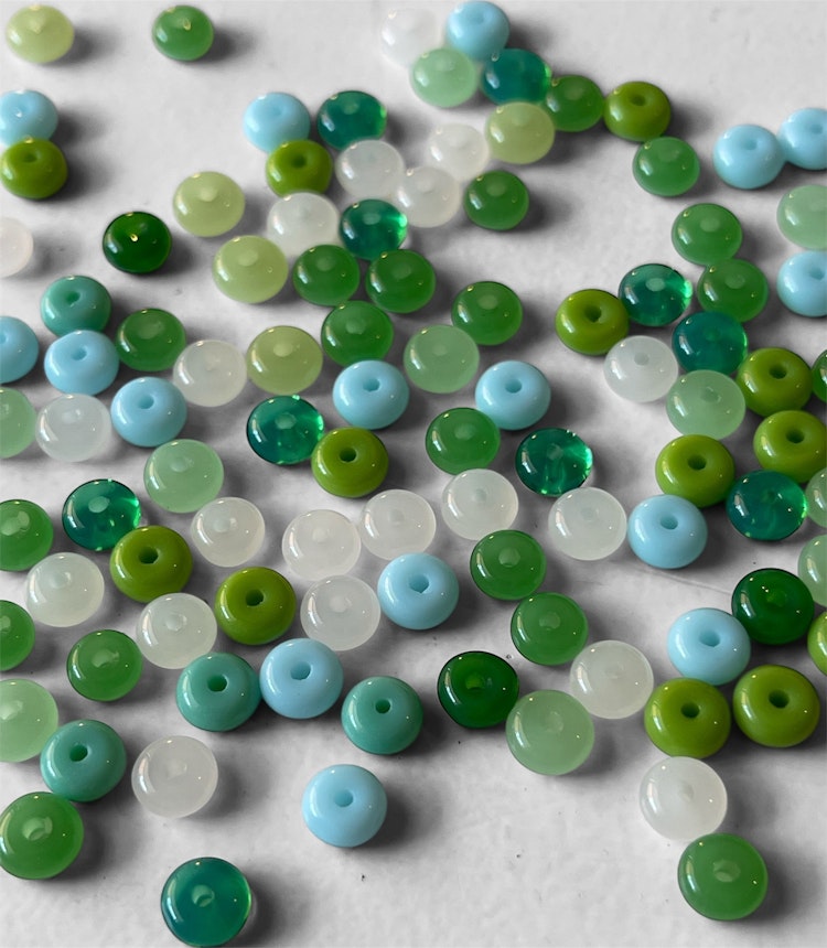Platt glaspärla, grön mix, 6mm - 50st