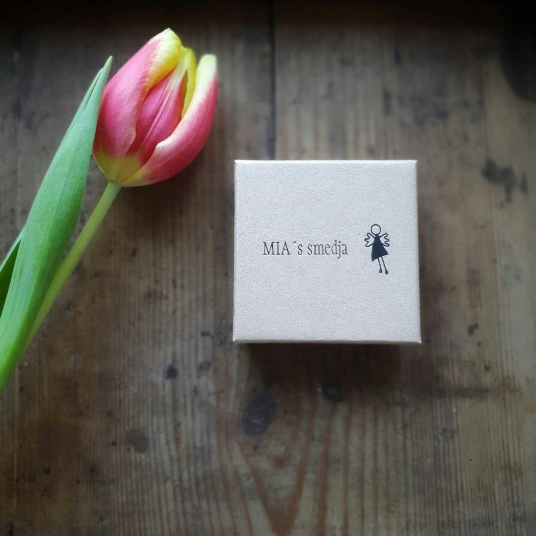 MIA´s smedja > Silverhalsband - omtanke i en liten ask