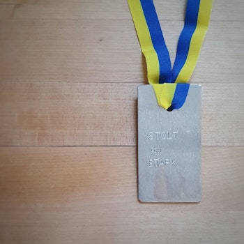 Courageous - Studenthänge i aluminium med text