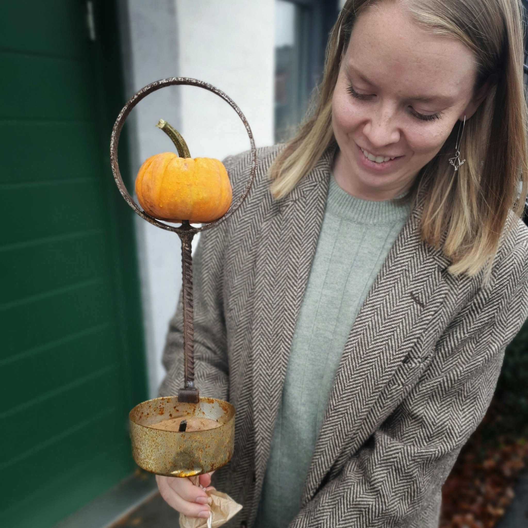 Emma håller i en marschallhållare från MIA´s smedja och har örhänget med silverängeln Ebba på sig.