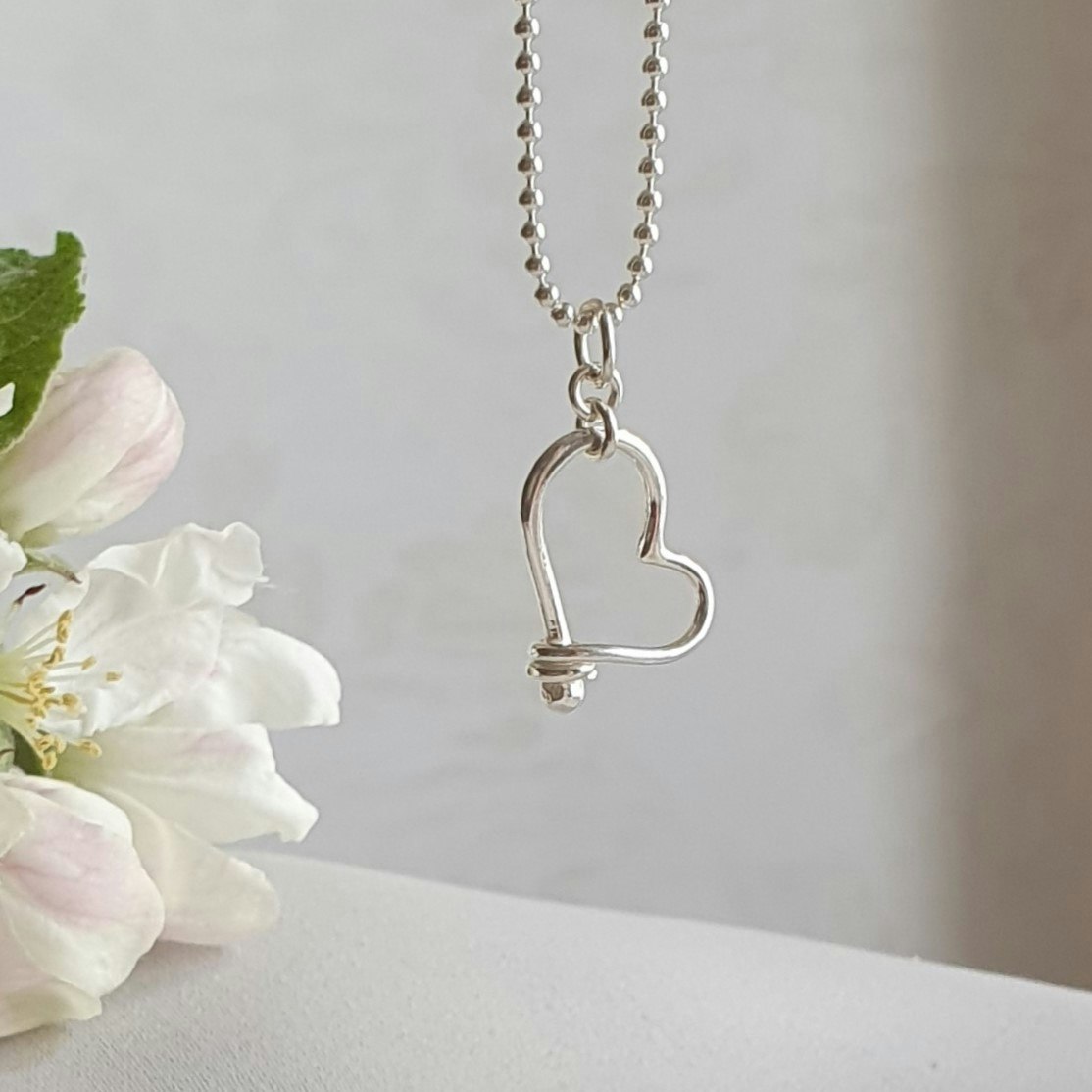 Mammahjärtat, ett handgjort silversmycke från MIA´s smedja.