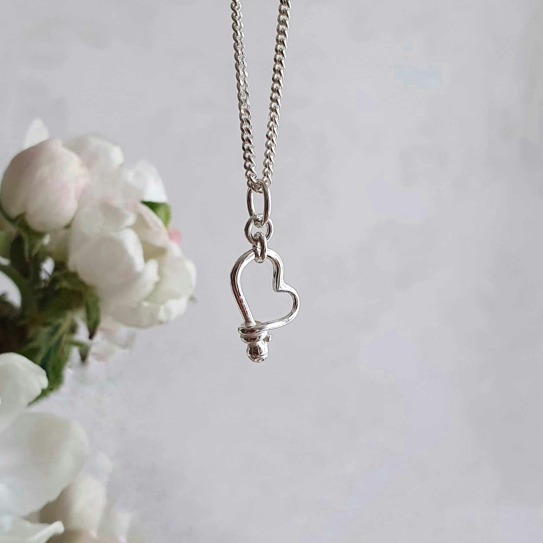 Silverhalsband Lilla Hjärtat i en pansarkedja.