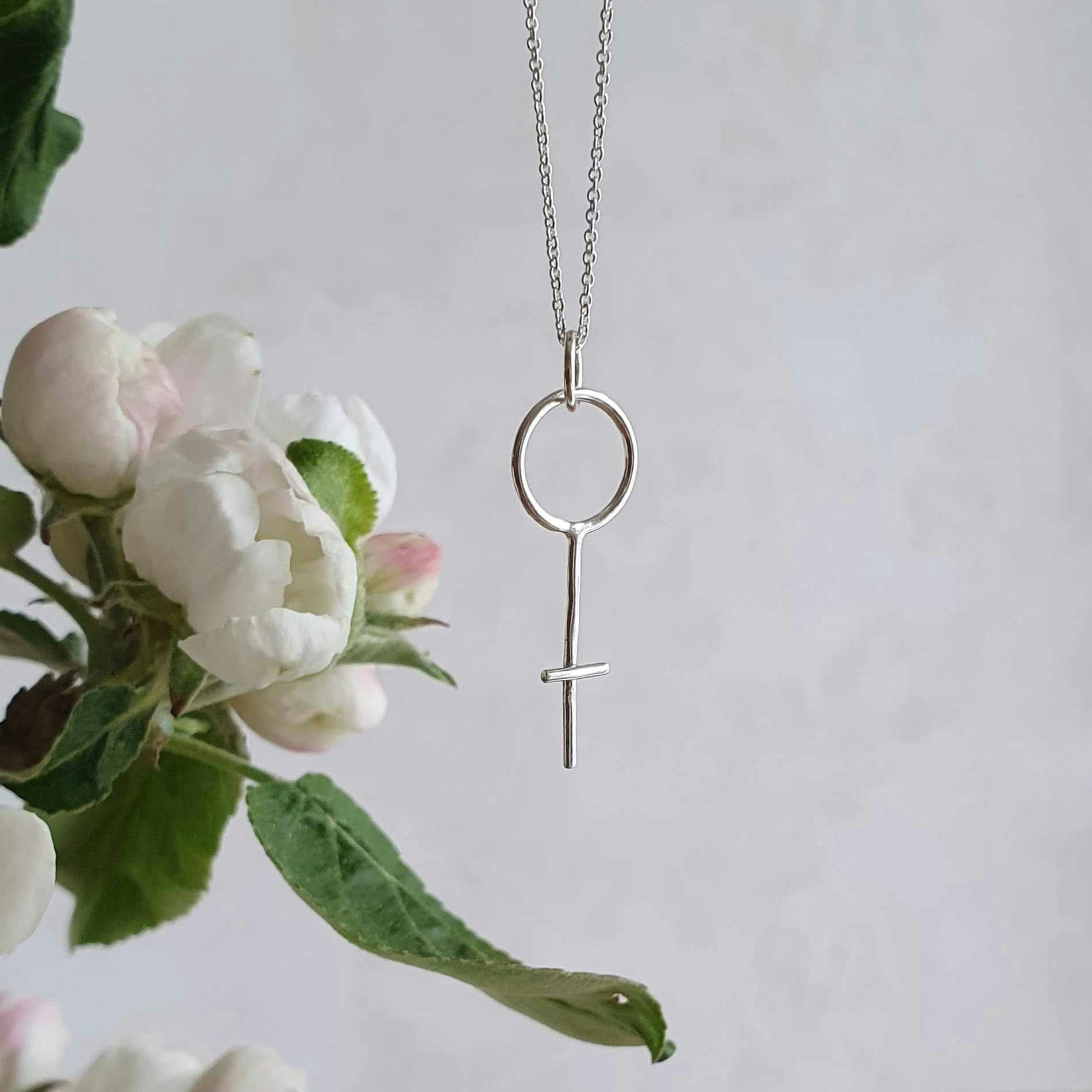 Silverhalsband Kvinnokraft Mellan, kvinnotecken i en ankarkedja.