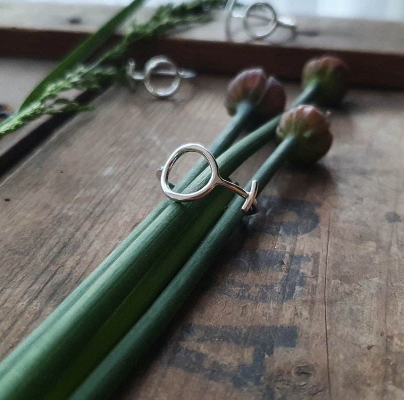 Silverring Kvinnokraft, ett handgjort silversmycke från MIA´s smedja.