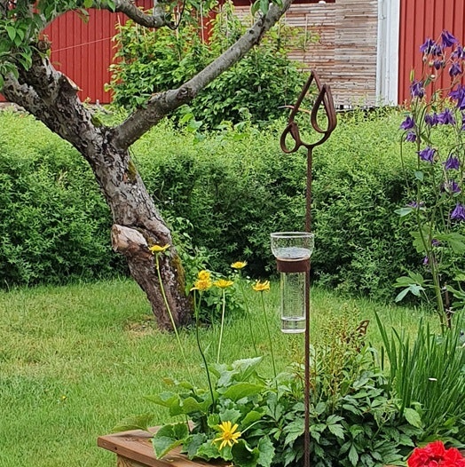 Regnmätaren Droppar i en vacker trädgård i Älmhult.