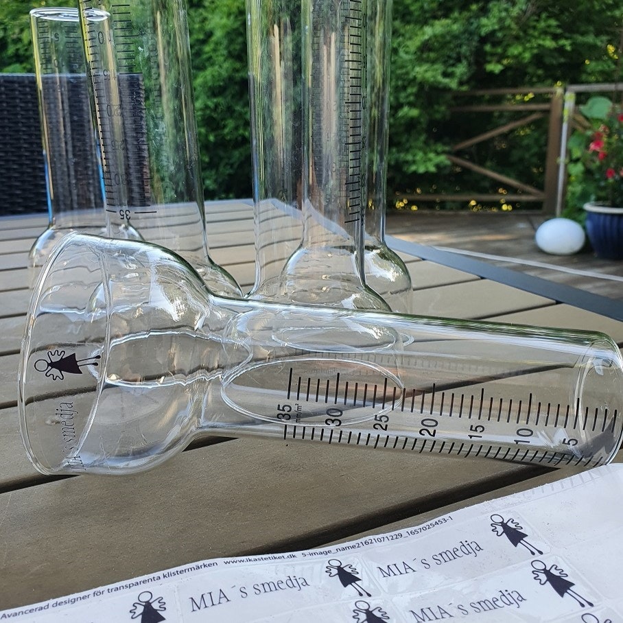 Regnmätarglas i glas.