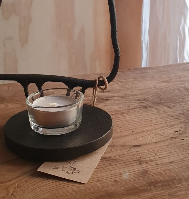Detaljbild av en ljuskopp på en ljusängel Lina.