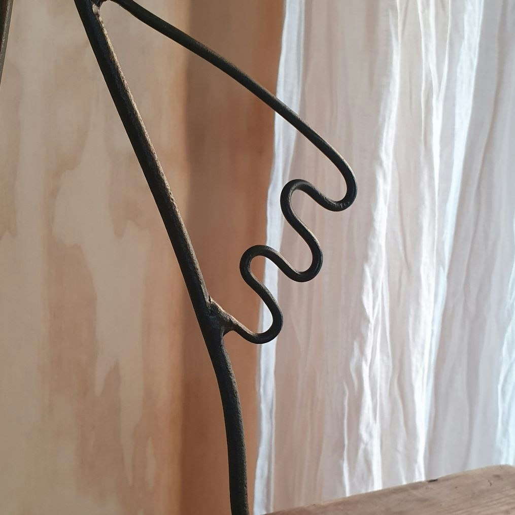 Detaljbild av en vinge, ljusängeln Lina.
