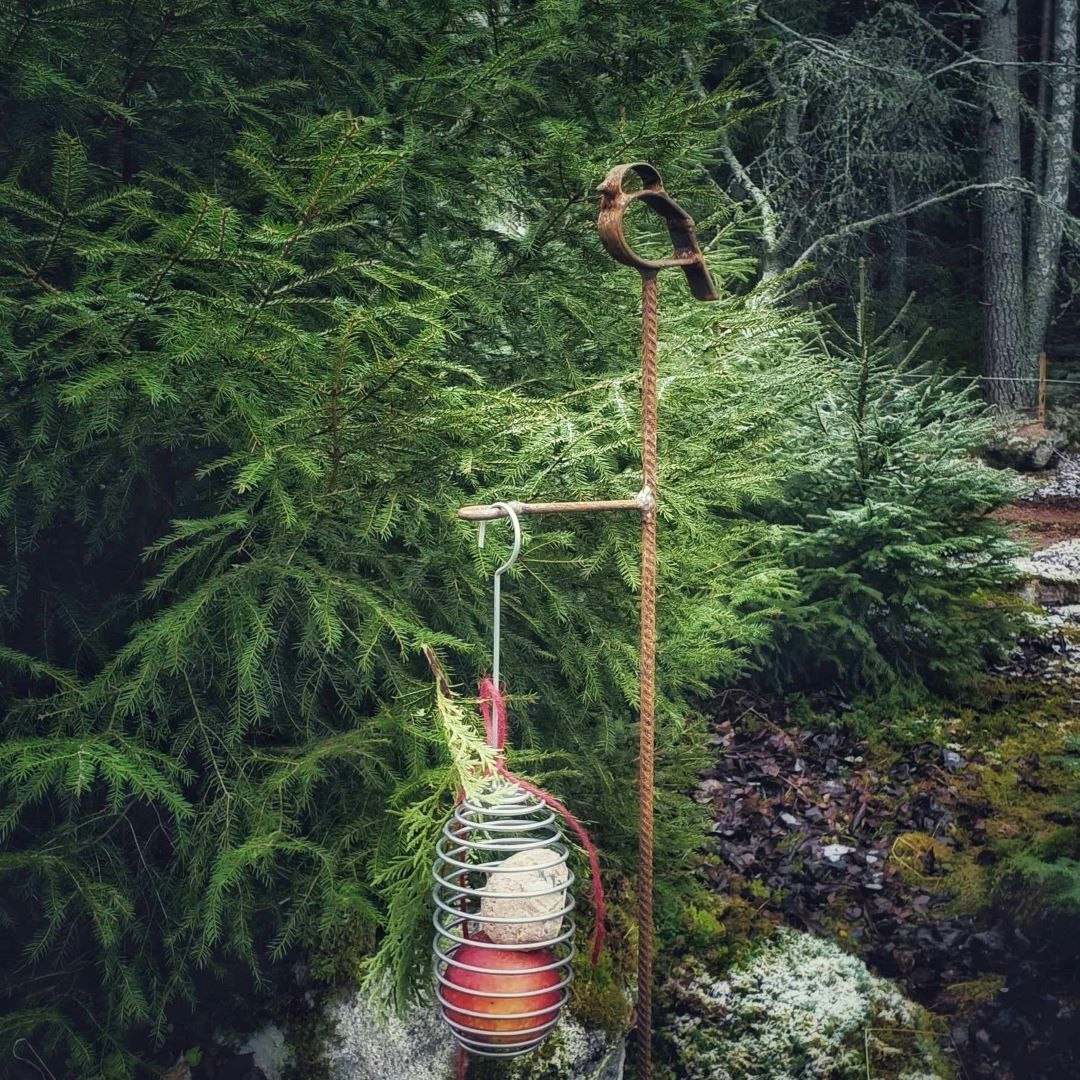 Fri Fågel från MIA´s smedja, en rostig snygg fågelmatare.