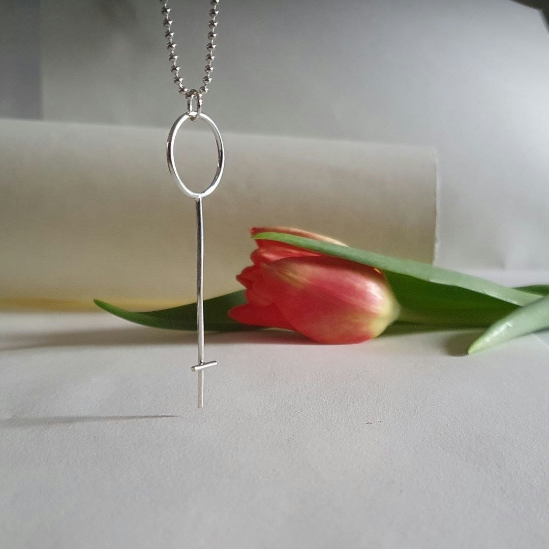Feministiskt silverhalsband Kvinnokraft Stor.
