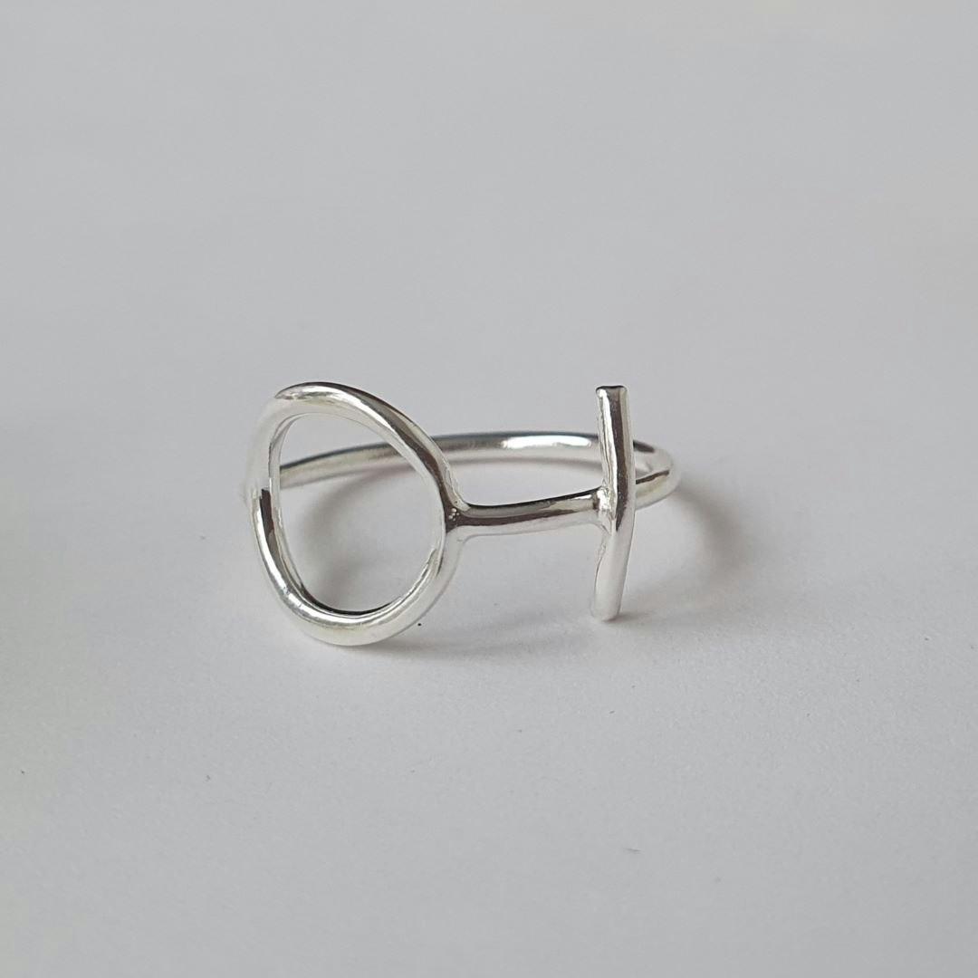 Enkel, stilren silverring med kvinnotecknet.