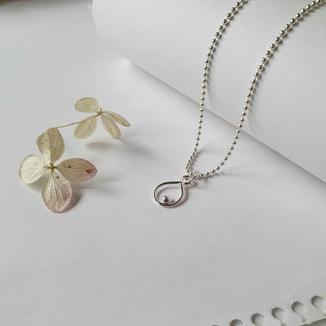Vänskapssmycke Ärtan, ett handgjort silverhalsband.